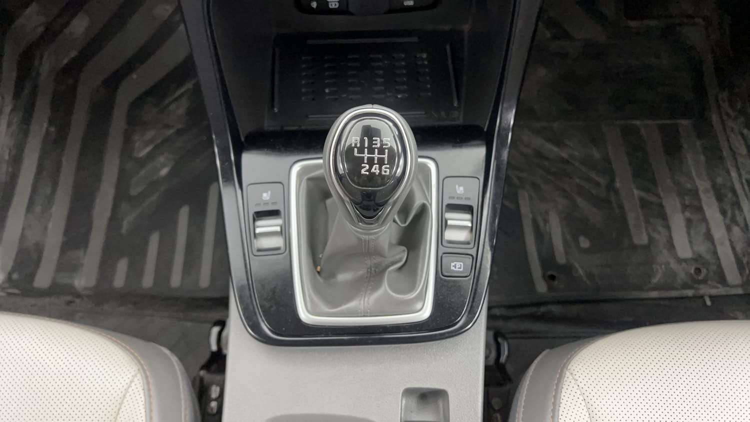 Used 2024 Hyundai Creta 1.5 CRDi Diesel MT DSL SX(O) Diesel Manual interior GEAR  KNOB VIEW