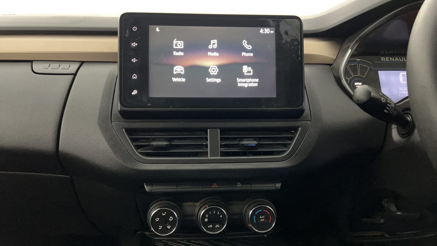Used 2022 Renault Kiger RXT MT Petrol Manual interior MUSIC SYSTEM & AC CONTROL VIEW