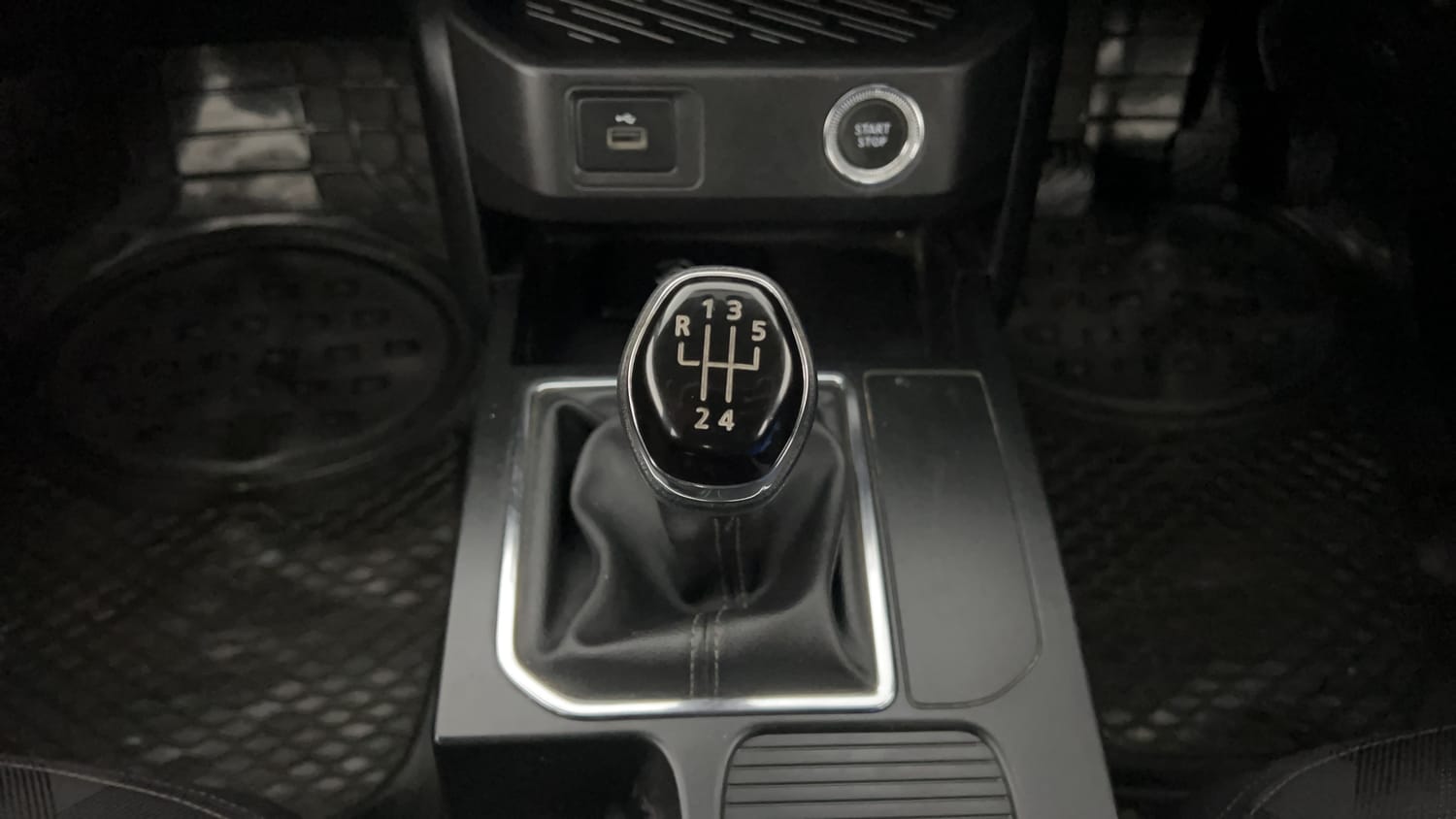 Used 2022 Renault Kiger RXT MT Petrol Manual interior GEAR  KNOB VIEW