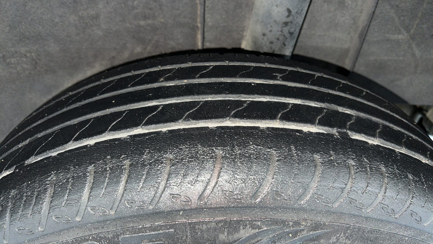 Used 2022 Renault Kiger RXT MT Petrol Manual tyres LEFT REAR TYRE TREAD VIEW