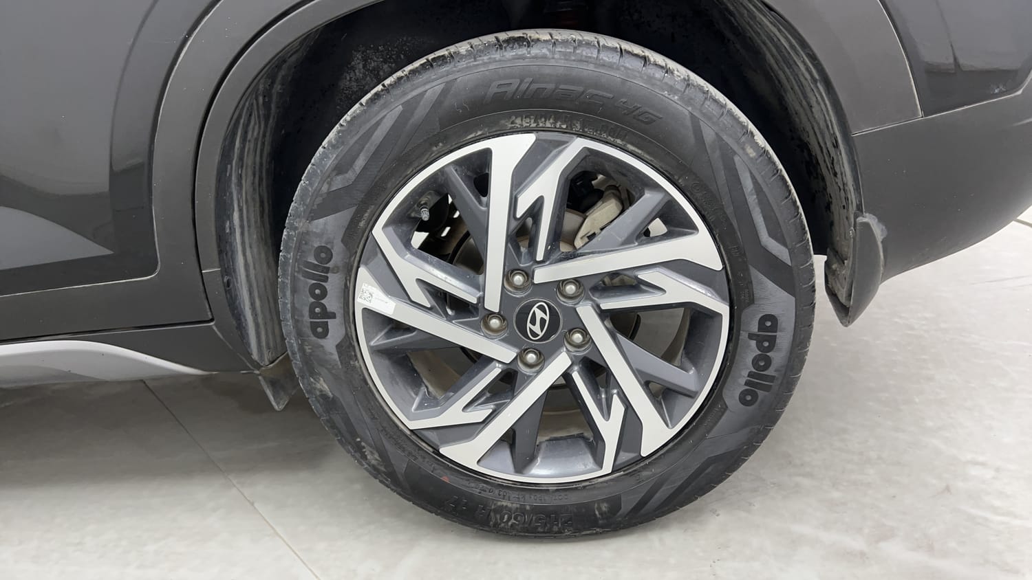 Used 2024 Hyundai Creta 1.5 CRDi Diesel MT DSL SX(O) Diesel Manual tyres LEFT REAR TYRE RIM VIEW
