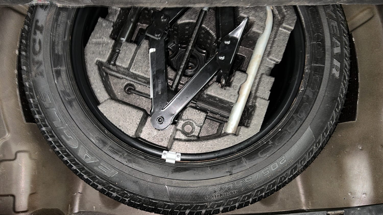 Used 2018 Skoda Superb Style TSI AT Petrol Automatic tyres SPARE TYRE VIEW