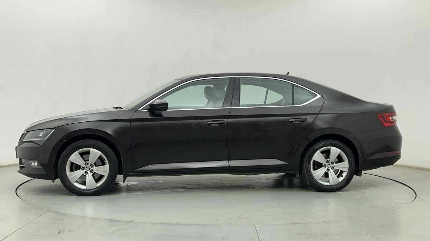 Used 2018 Skoda Superb Style TSI AT Petrol Automatic exterior LEFT SIDE VIEW