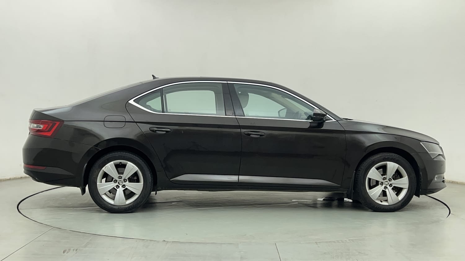 Used 2018 Skoda Superb Style TSI AT Petrol Automatic exterior RIGHT SIDE VIEW