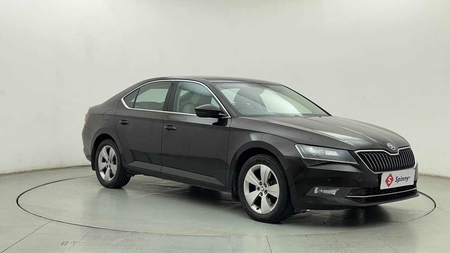 Used 2018 Skoda Superb Style TSI AT Petrol Automatic exterior RIGHT FRONT CORNER VIEW