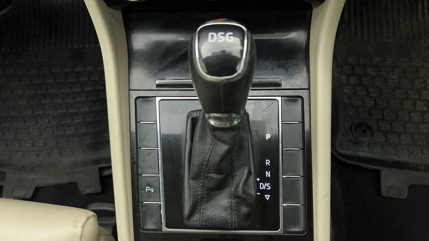 Used 2018 Skoda Superb Style TSI AT Petrol Automatic interior GEAR  KNOB VIEW