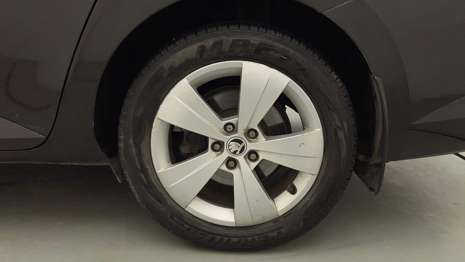 Used 2018 Skoda Superb Style TSI AT Petrol Automatic tyres LEFT REAR TYRE RIM VIEW