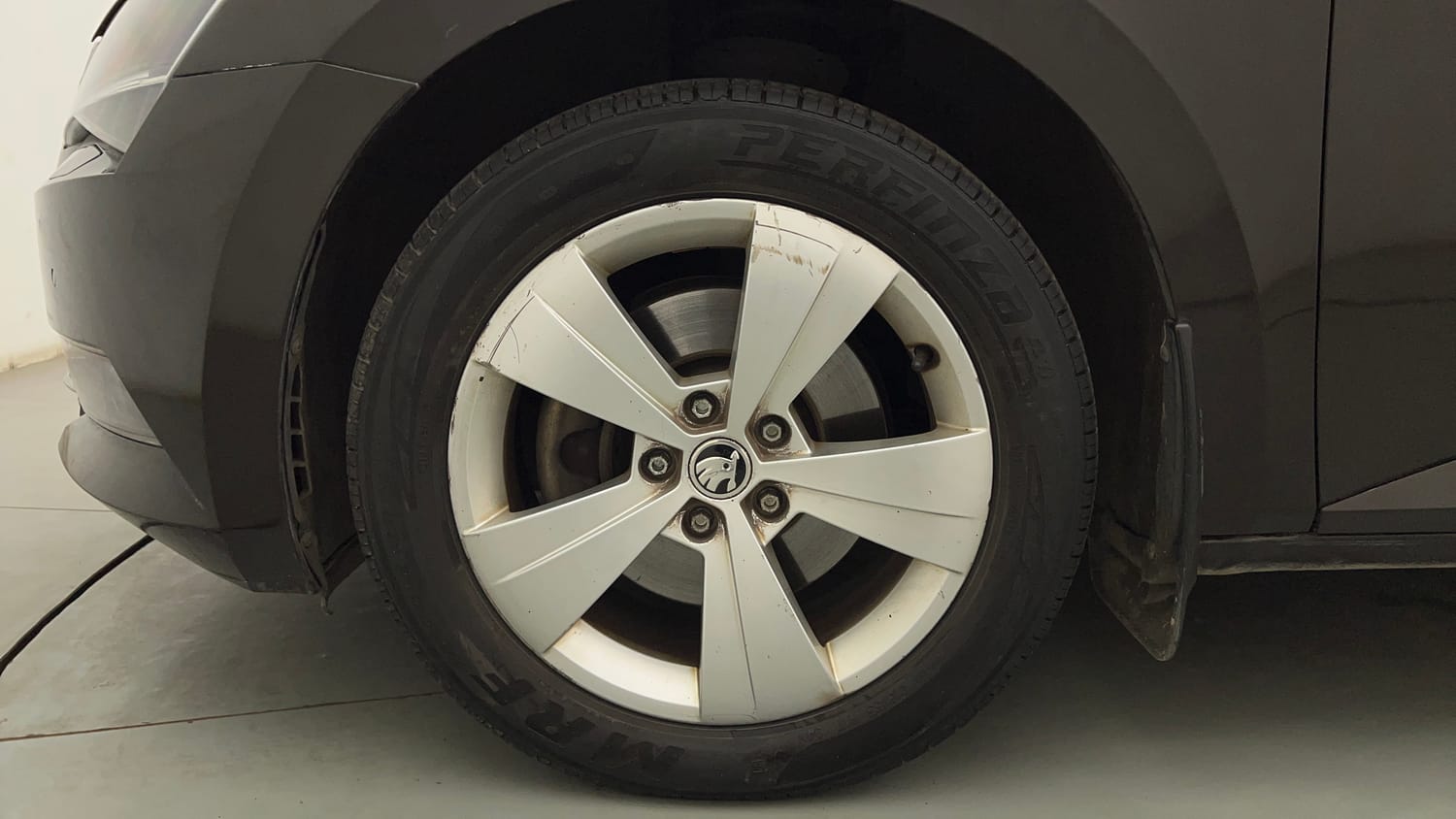 Used 2018 Skoda Superb Style TSI AT Petrol Automatic tyres LEFT FRONT TYRE RIM VIEW