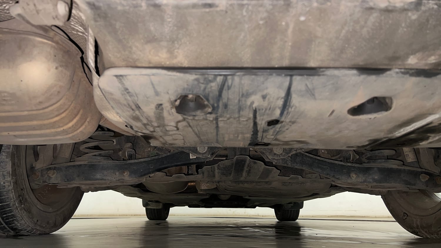 Used 2018 Skoda Superb Style TSI AT Petrol Automatic extra REAR UNDERBODY VIEW (TAKEN FROM REAR)