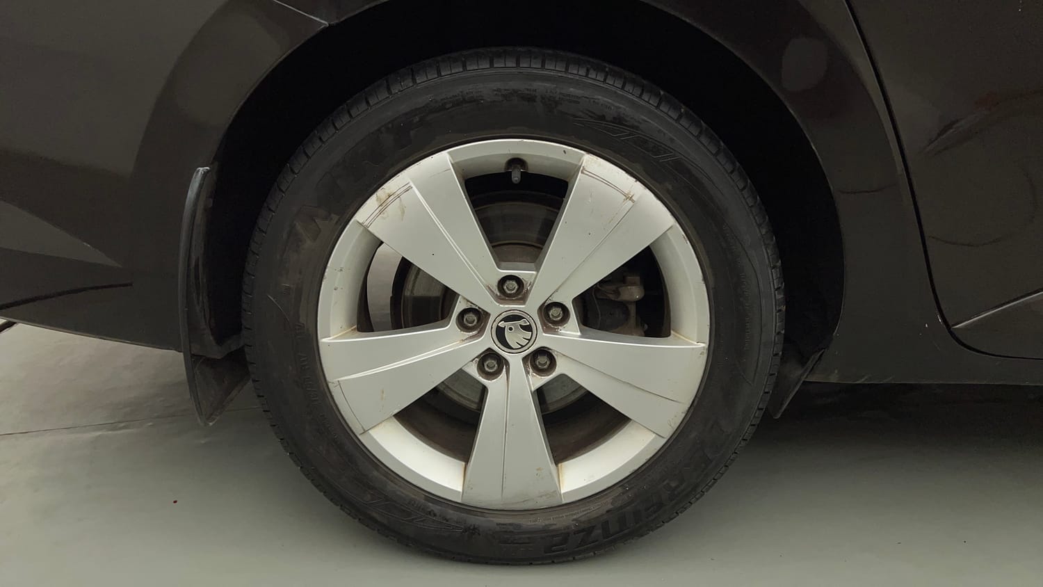 Used 2018 Skoda Superb Style TSI AT Petrol Automatic tyres RIGHT REAR TYRE RIM VIEW