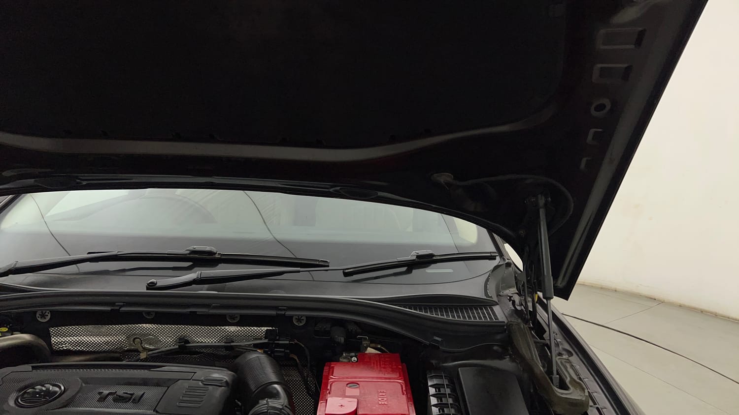 Used 2018 Skoda Superb Style TSI AT Petrol Automatic engine ENGINE LEFT SIDE HINGE & APRON VIEW