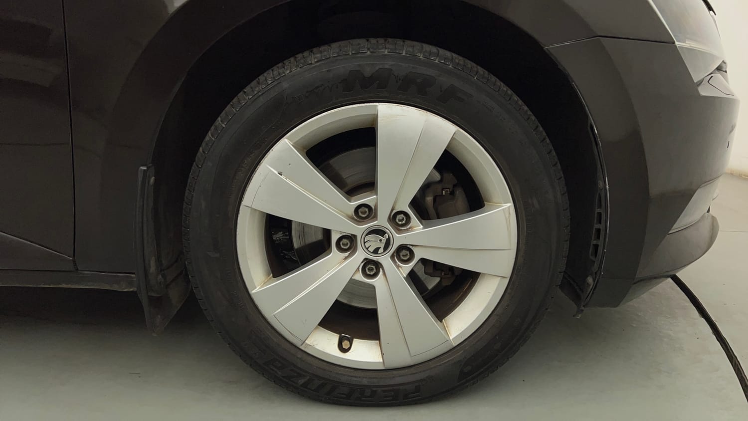 Used 2018 Skoda Superb Style TSI AT Petrol Automatic tyres RIGHT FRONT TYRE RIM VIEW