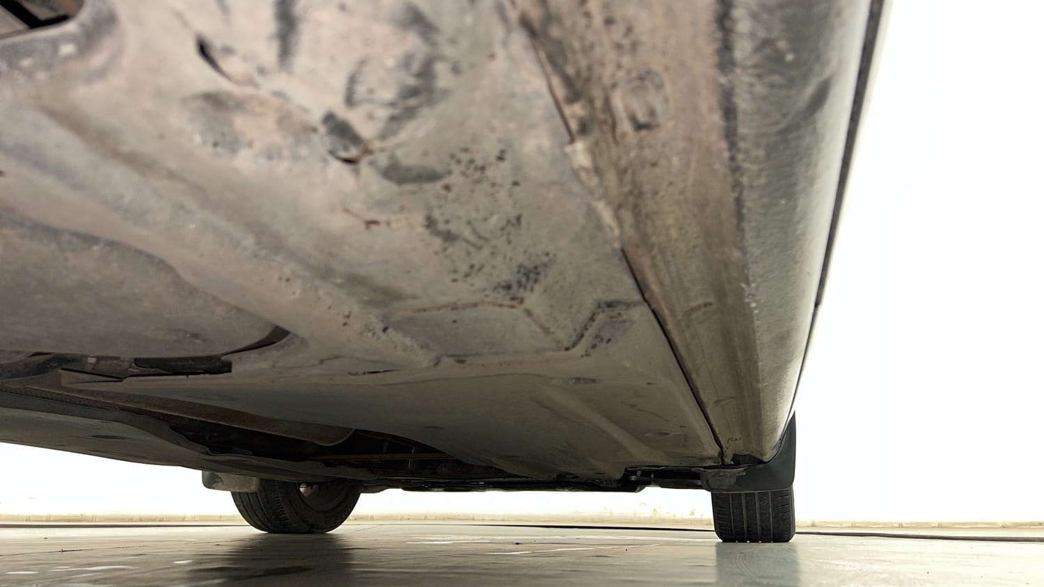 Used 2018 Skoda Superb Style TSI AT Petrol Automatic extra REAR RIGHT UNDERBODY VIEW