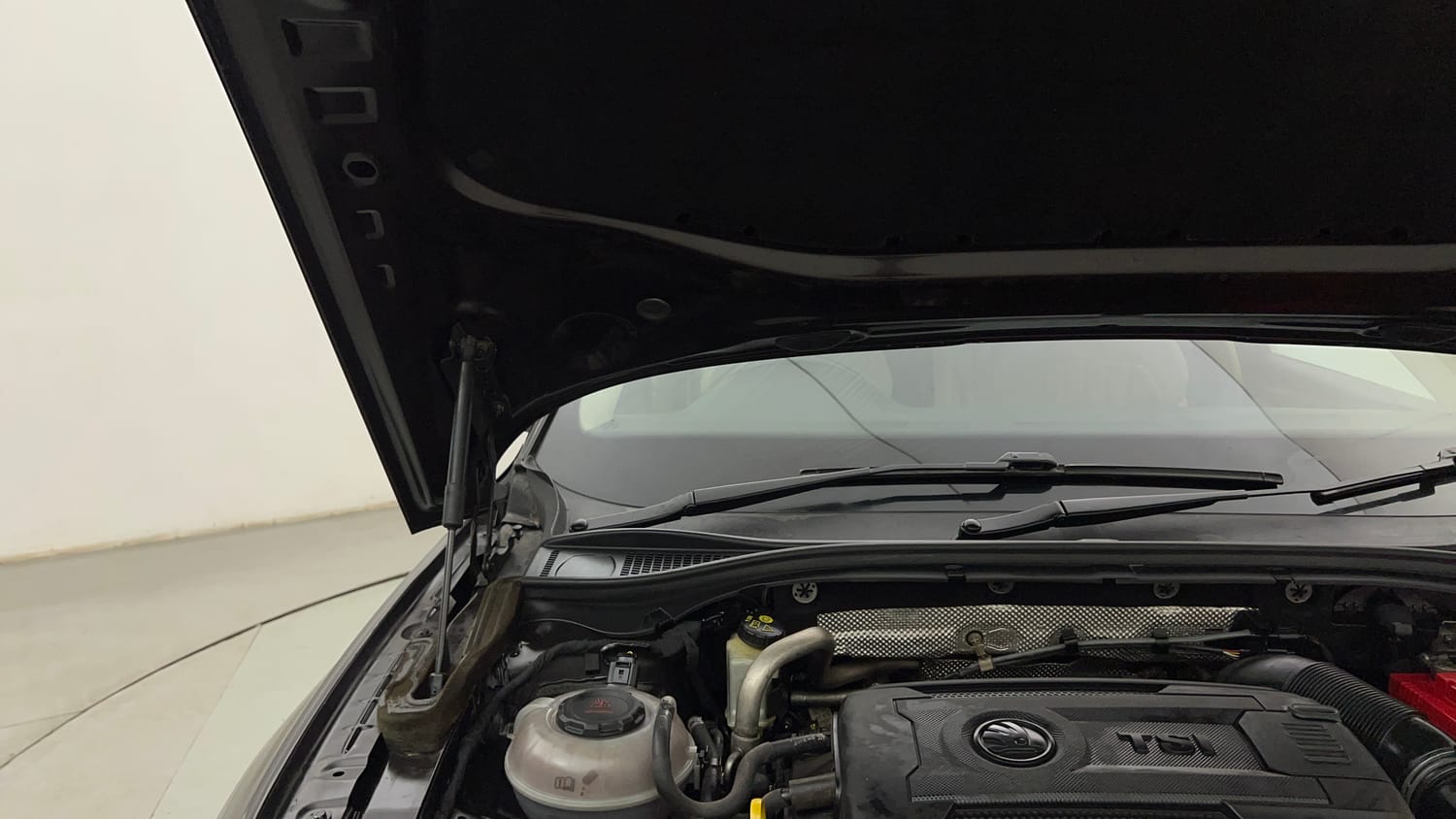Used 2018 Skoda Superb Style TSI AT Petrol Automatic engine ENGINE RIGHT SIDE HINGE & APRON VIEW