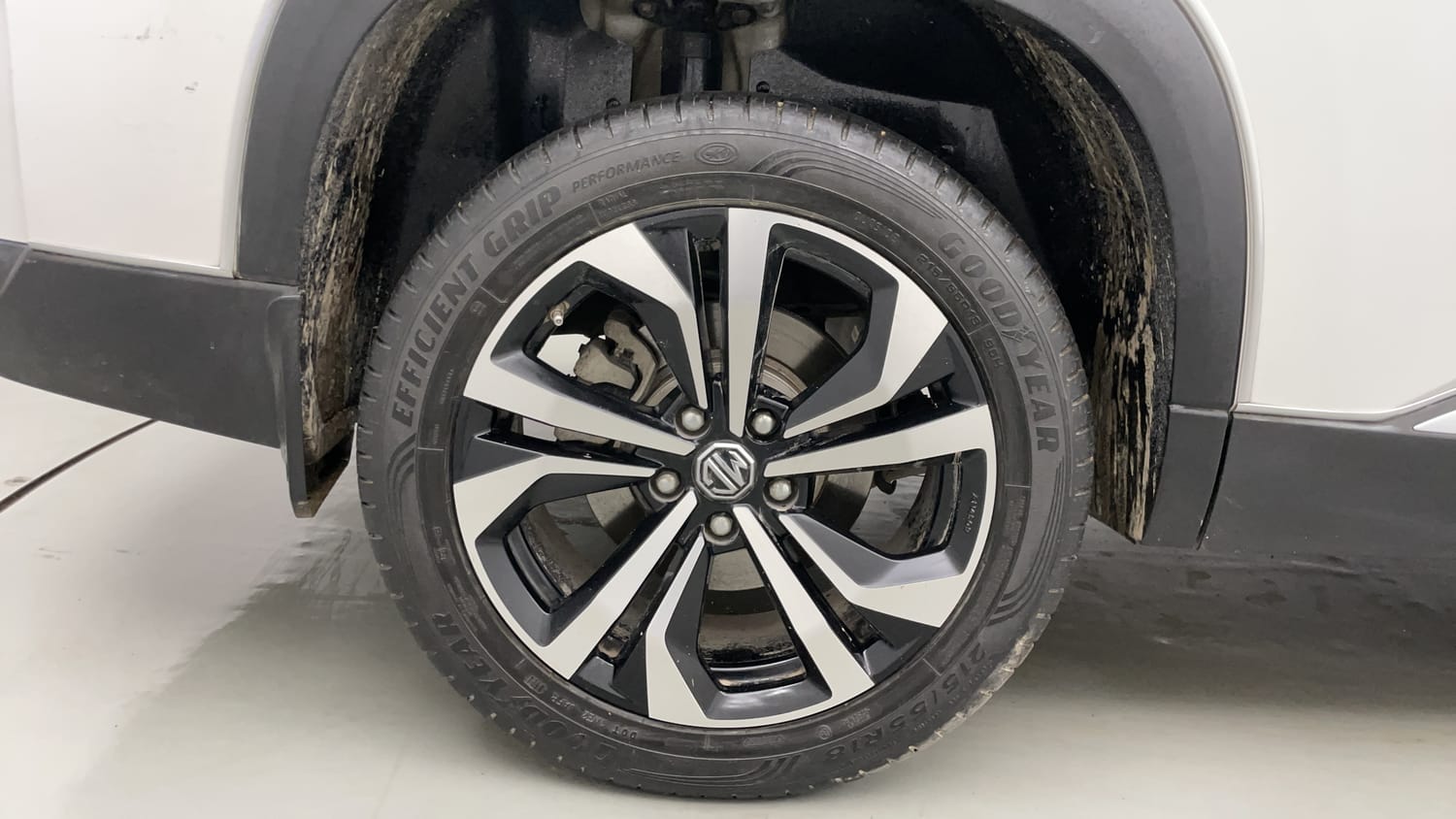 Used 2023 MG Motors Hector Plus Savvy Pro 1.5 Turbo Petrol CVT 6 STR Petrol Automatic tyres RIGHT REAR TYRE RIM VIEW