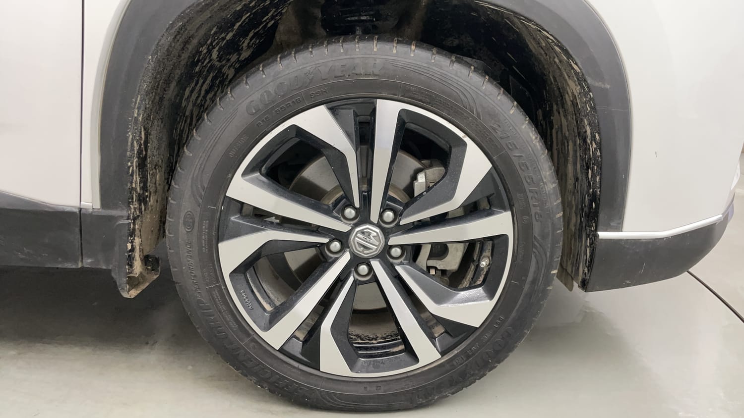 Used 2023 MG Motors Hector Plus Savvy Pro 1.5 Turbo Petrol CVT 6 STR Petrol Automatic tyres RIGHT FRONT TYRE RIM VIEW