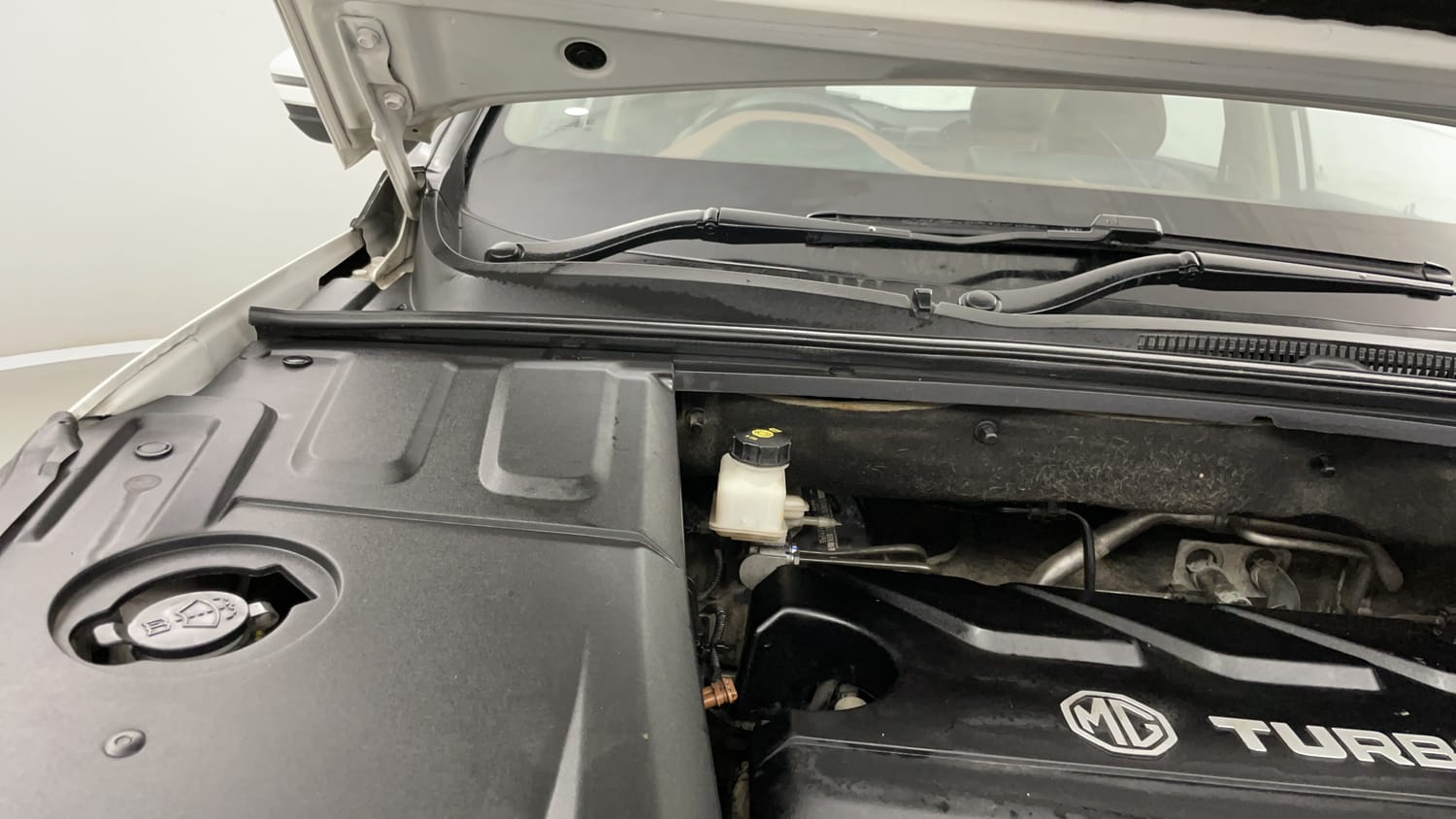 Used 2023 MG Motors Hector Plus Savvy Pro 1.5 Turbo Petrol CVT 6 STR Petrol Automatic engine ENGINE RIGHT SIDE HINGE & APRON VIEW