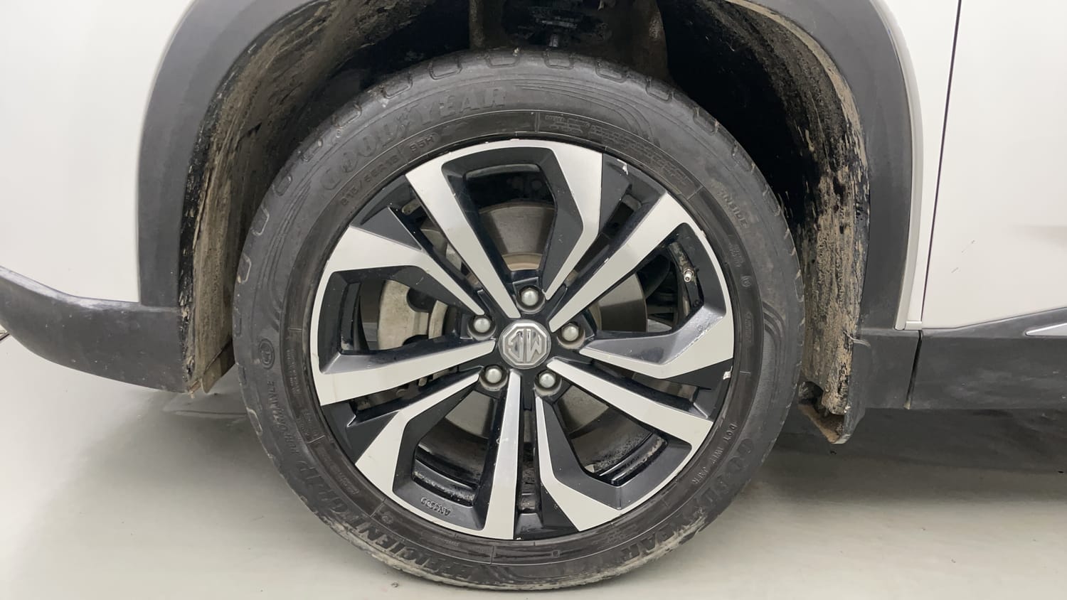 Used 2023 MG Motors Hector Plus Savvy Pro 1.5 Turbo Petrol CVT 6 STR Petrol Automatic tyres LEFT FRONT TYRE RIM VIEW