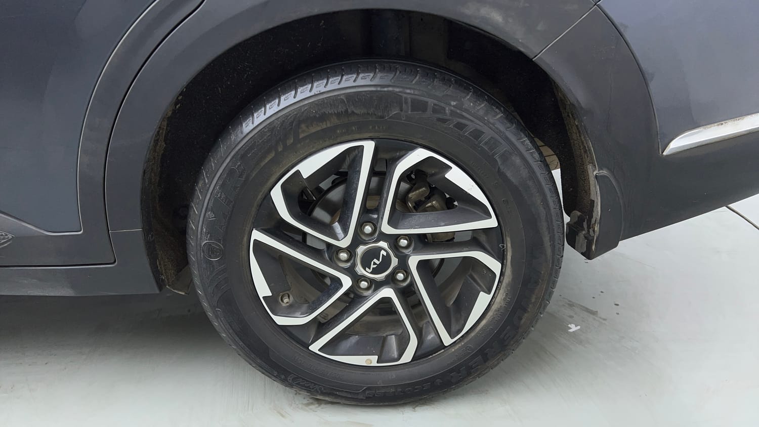 Used 2022 Kia Carens Prestige Plus 1.4 Petrol MT 7 STR Petrol Manual tyres LEFT REAR TYRE RIM VIEW