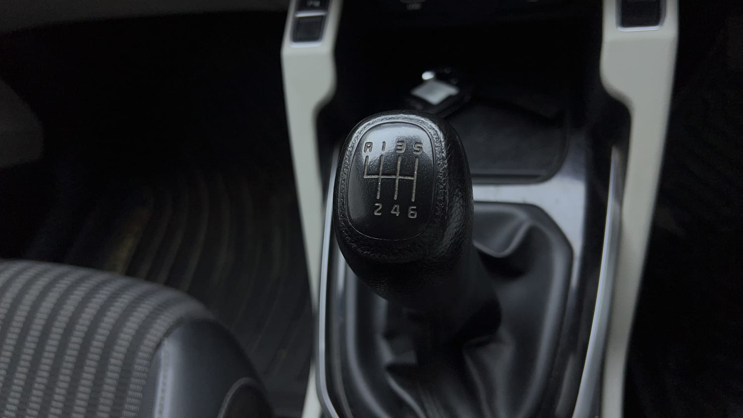 Used 2022 Kia Carens Prestige Plus 1.4 Petrol MT 7 STR Petrol Manual interior GEAR  KNOB VIEW