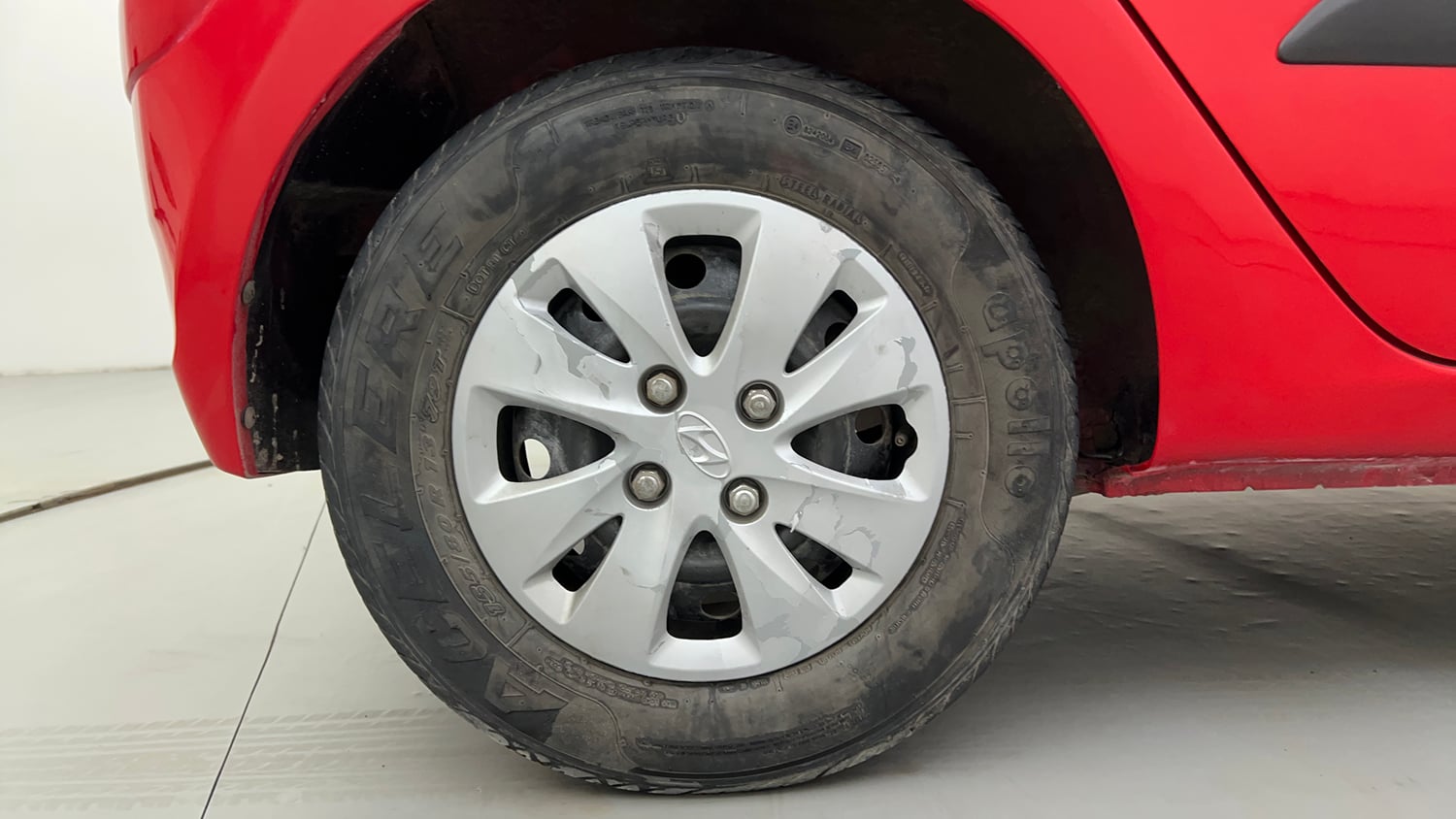 Used 2012 Hyundai i10 Magna 1.1 iRDE2 Petrol Manual tyres RIGHT REAR TYRE RIM VIEW
