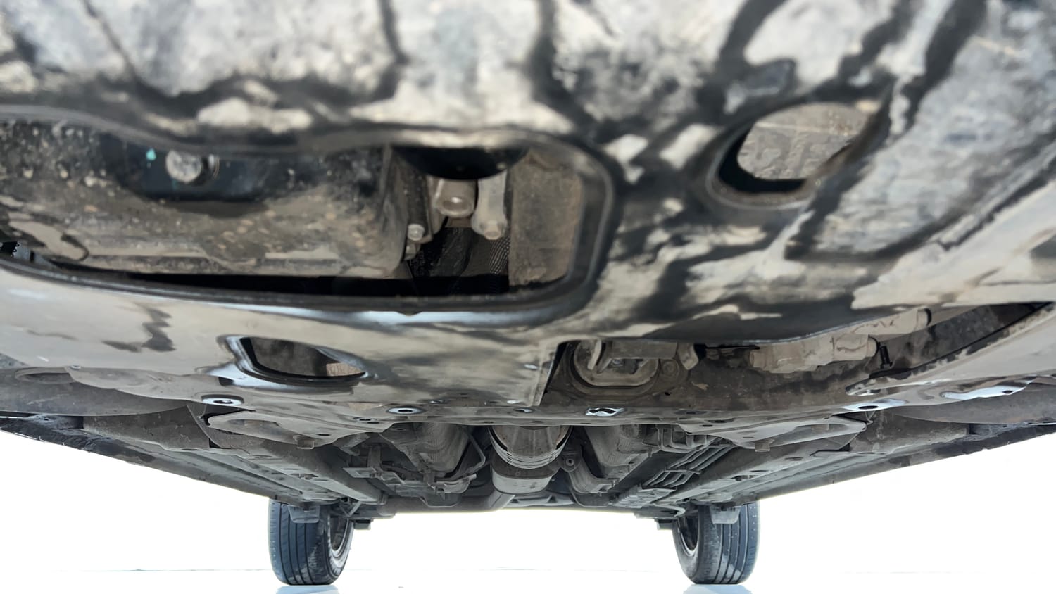 Used 2023 Hyundai Venue SX (O) 1.0 Turbo DCT Petrol Automatic extra FRONT LEFT UNDERBODY VIEW