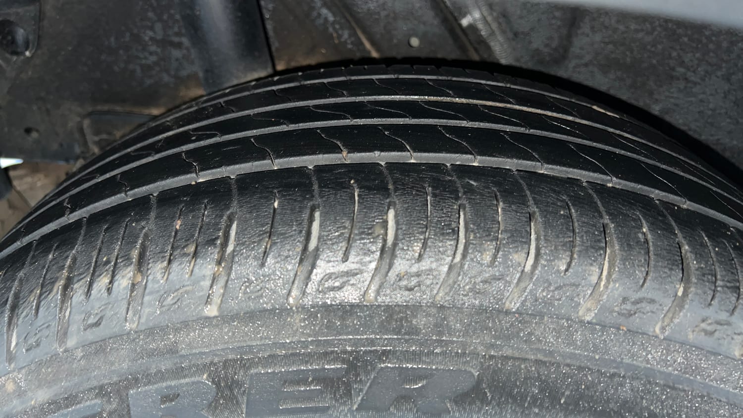 Used 2023 Hyundai Venue SX (O) 1.0 Turbo DCT Petrol Automatic tyres RIGHT REAR TYRE TREAD VIEW