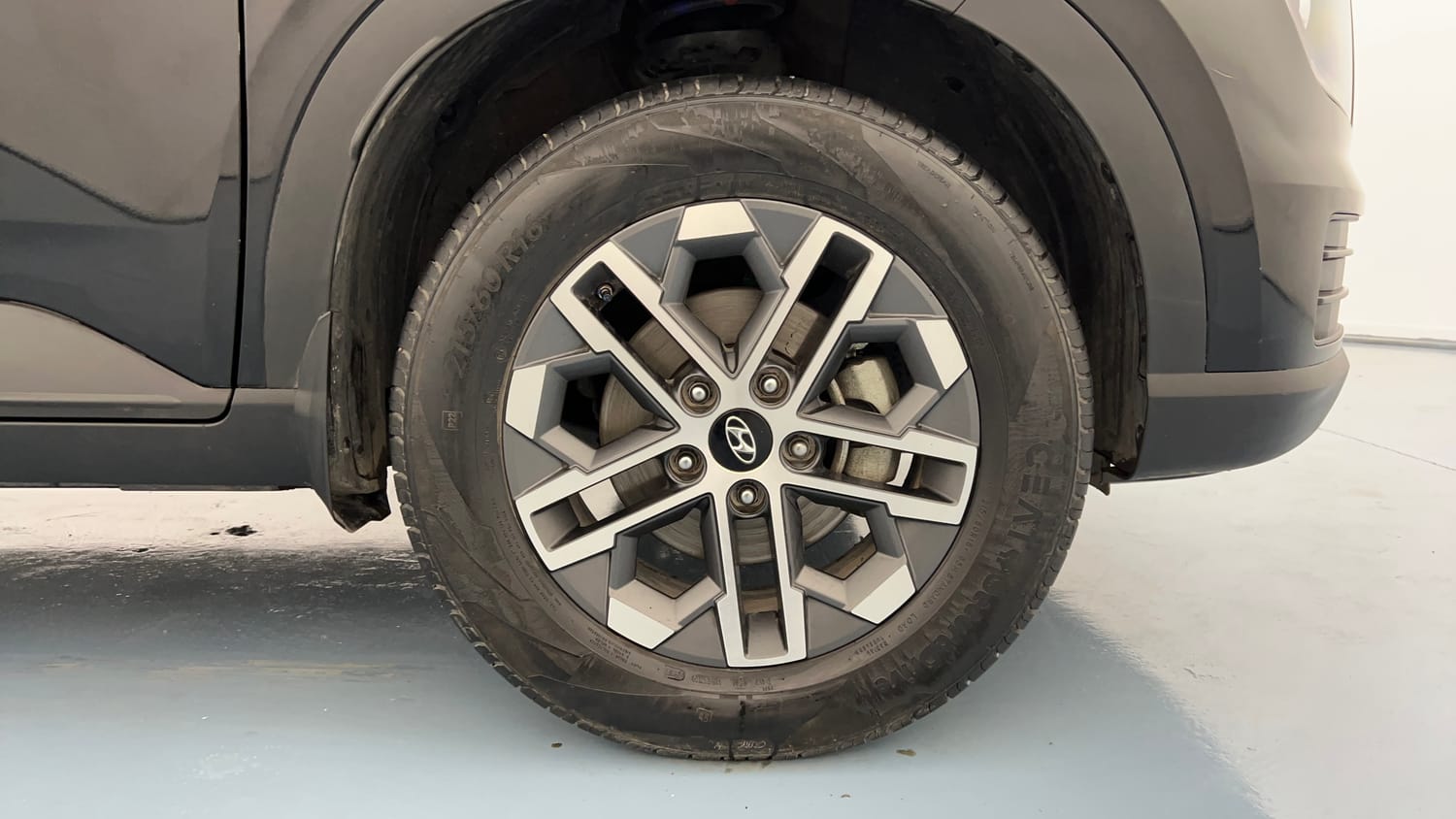 Used 2023 Hyundai Venue SX (O) 1.0 Turbo DCT Petrol Automatic tyres RIGHT FRONT TYRE RIM VIEW
