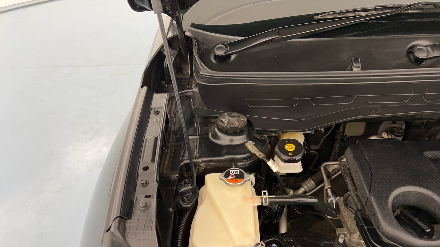 Used 2023 Hyundai Venue SX (O) 1.0 Turbo DCT Petrol Automatic engine ENGINE RIGHT SIDE HINGE & APRON VIEW