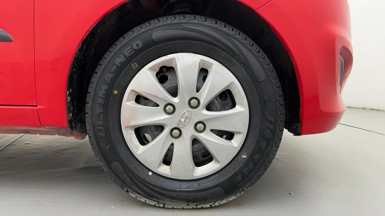 Used 2012 Hyundai i10 Magna 1.1 iRDE2 Petrol Manual tyres RIGHT FRONT TYRE RIM VIEW