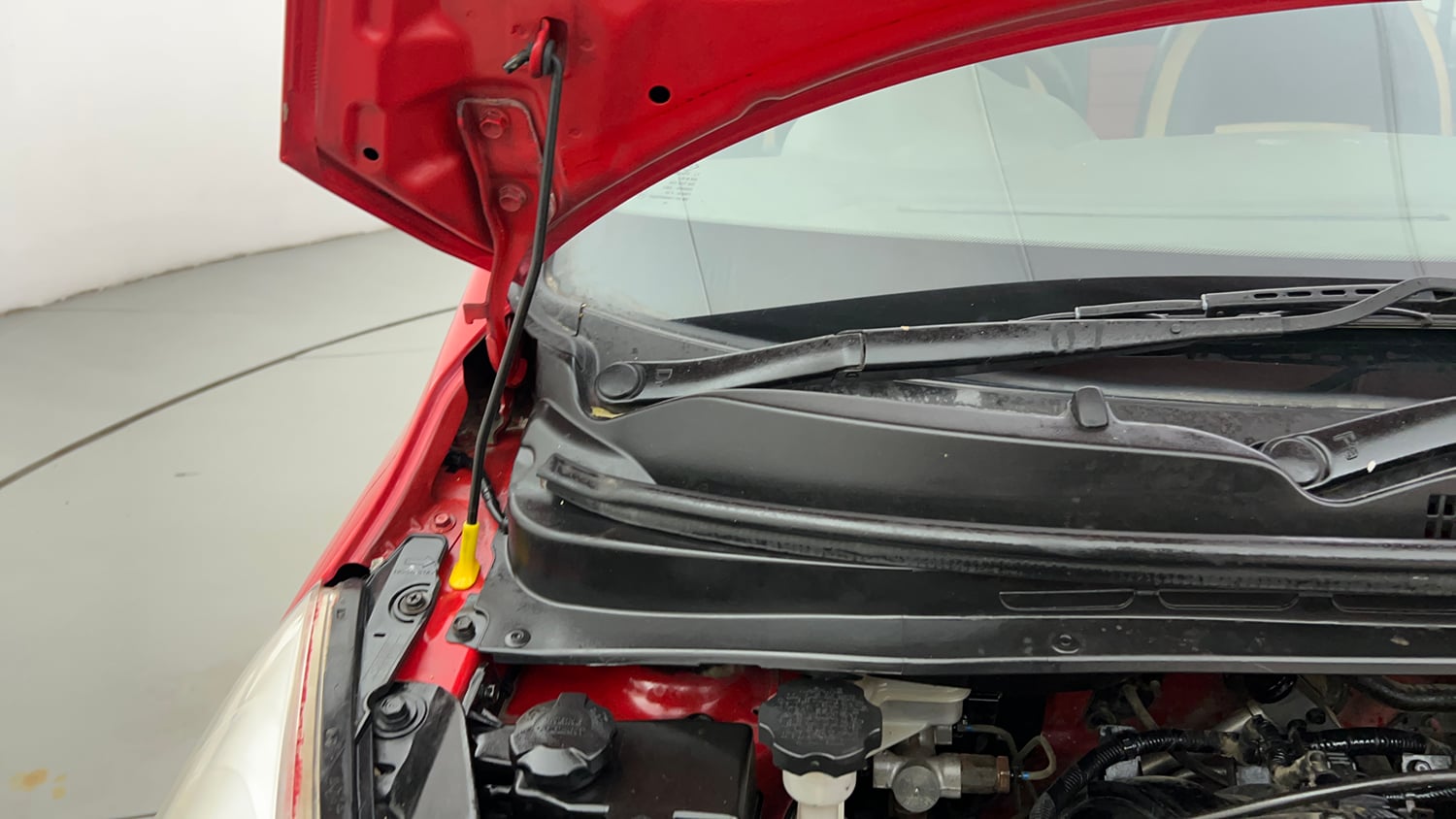 Used 2012 Hyundai i10 Magna 1.1 iRDE2 Petrol Manual engine ENGINE RIGHT SIDE HINGE & APRON VIEW