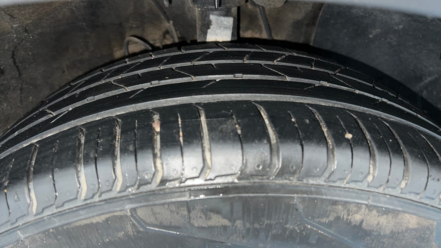 Used 2023 Hyundai Venue SX (O) 1.0 Turbo DCT Petrol Automatic tyres RIGHT FRONT TYRE TREAD VIEW