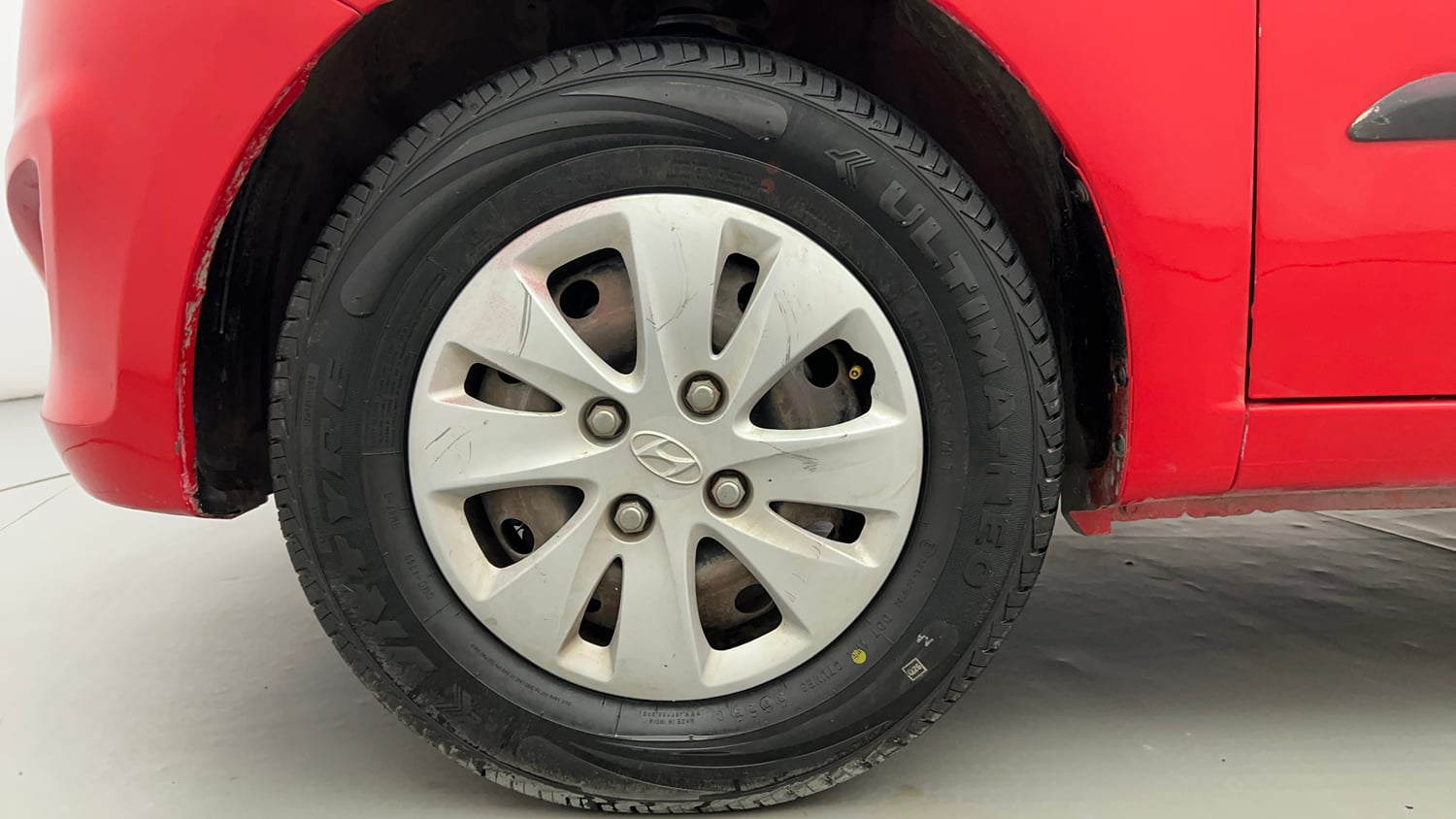 Used 2012 Hyundai i10 Magna 1.1 iRDE2 Petrol Manual tyres LEFT FRONT TYRE RIM VIEW