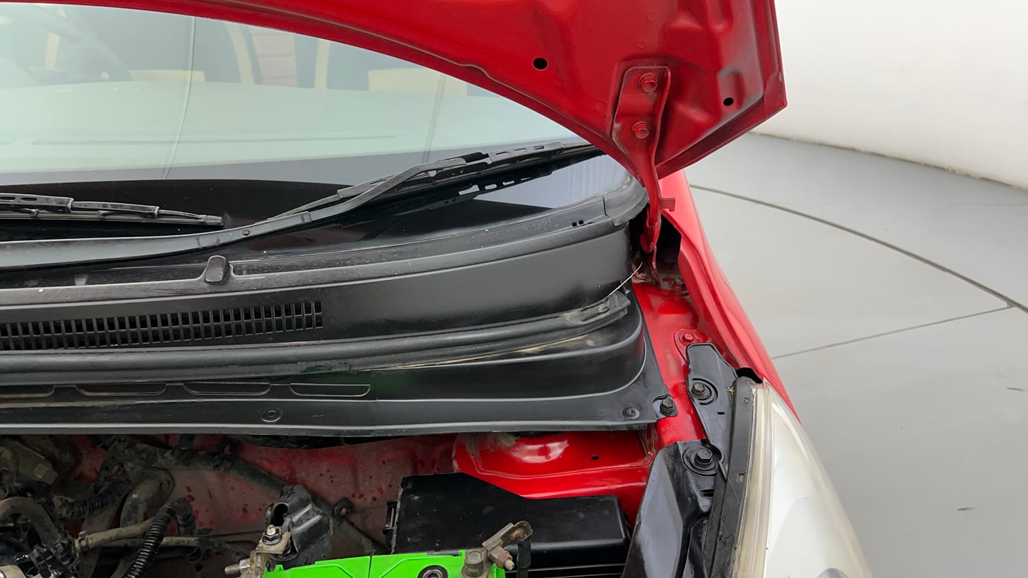 Used 2012 Hyundai i10 Magna 1.1 iRDE2 Petrol Manual engine ENGINE LEFT SIDE HINGE & APRON VIEW