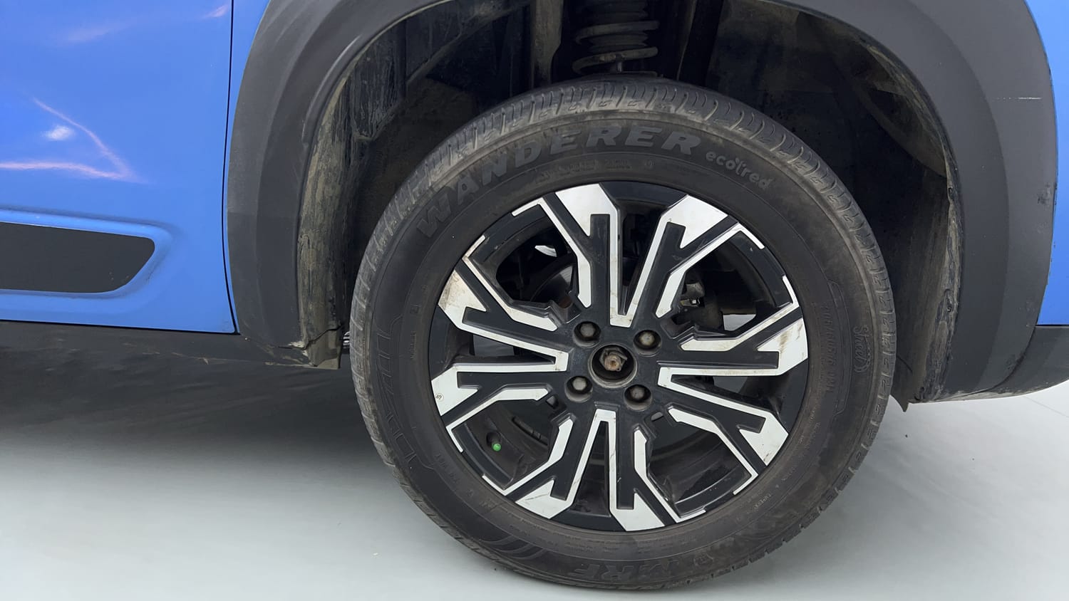 Used 2022 Renault Kiger RXZ Turbo CVT Dual Tone Petrol Automatic tyres RIGHT FRONT TYRE RIM VIEW
