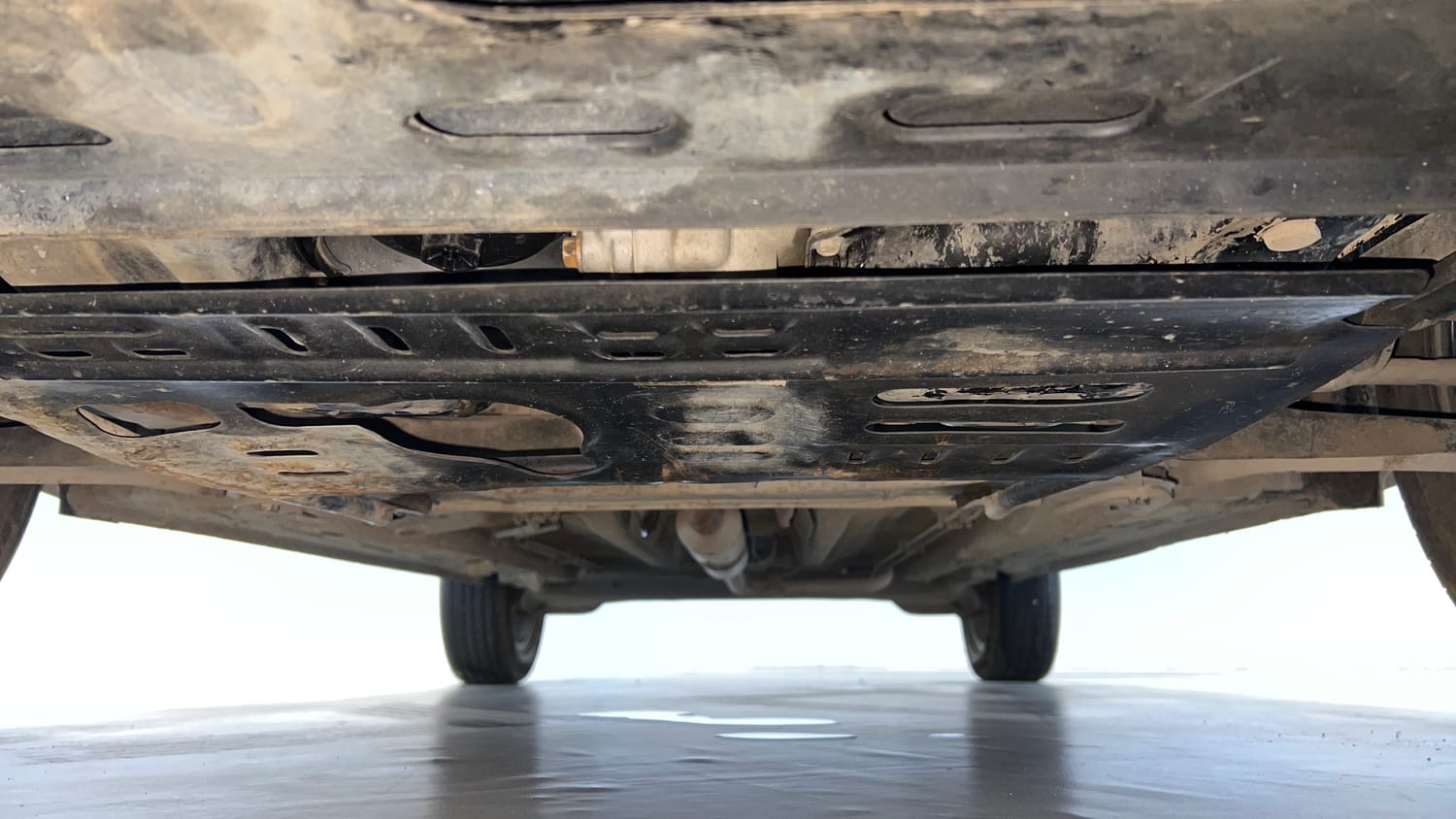 Used 2022 Renault Kiger RXZ Turbo CVT Dual Tone Petrol Automatic extra FRONT LEFT UNDERBODY VIEW
