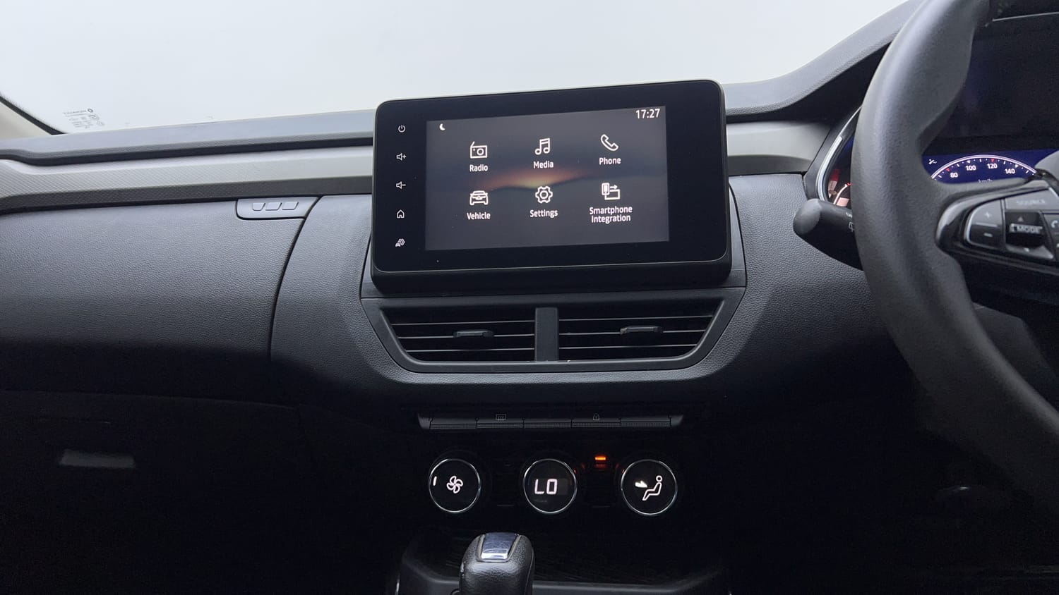 Used 2022 Renault Kiger RXZ Turbo CVT Dual Tone Petrol Automatic interior MUSIC SYSTEM & AC CONTROL VIEW