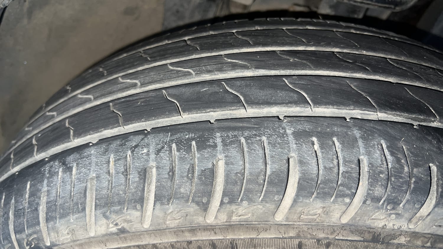 Used 2022 Renault Kiger RXZ Turbo CVT Dual Tone Petrol Automatic tyres RIGHT FRONT TYRE TREAD VIEW