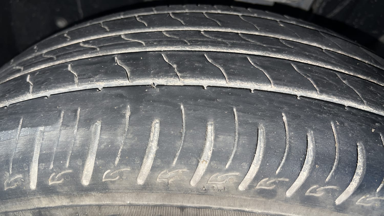 Used 2022 Renault Kiger RXZ Turbo CVT Dual Tone Petrol Automatic tyres LEFT FRONT TYRE TREAD VIEW