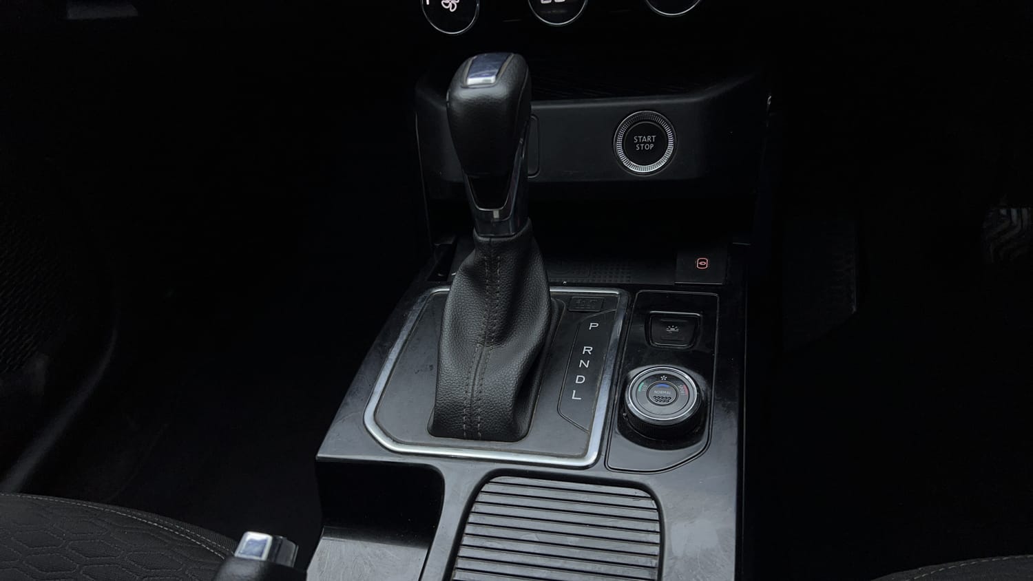 Used 2022 Renault Kiger RXZ Turbo CVT Dual Tone Petrol Automatic interior GEAR  KNOB VIEW