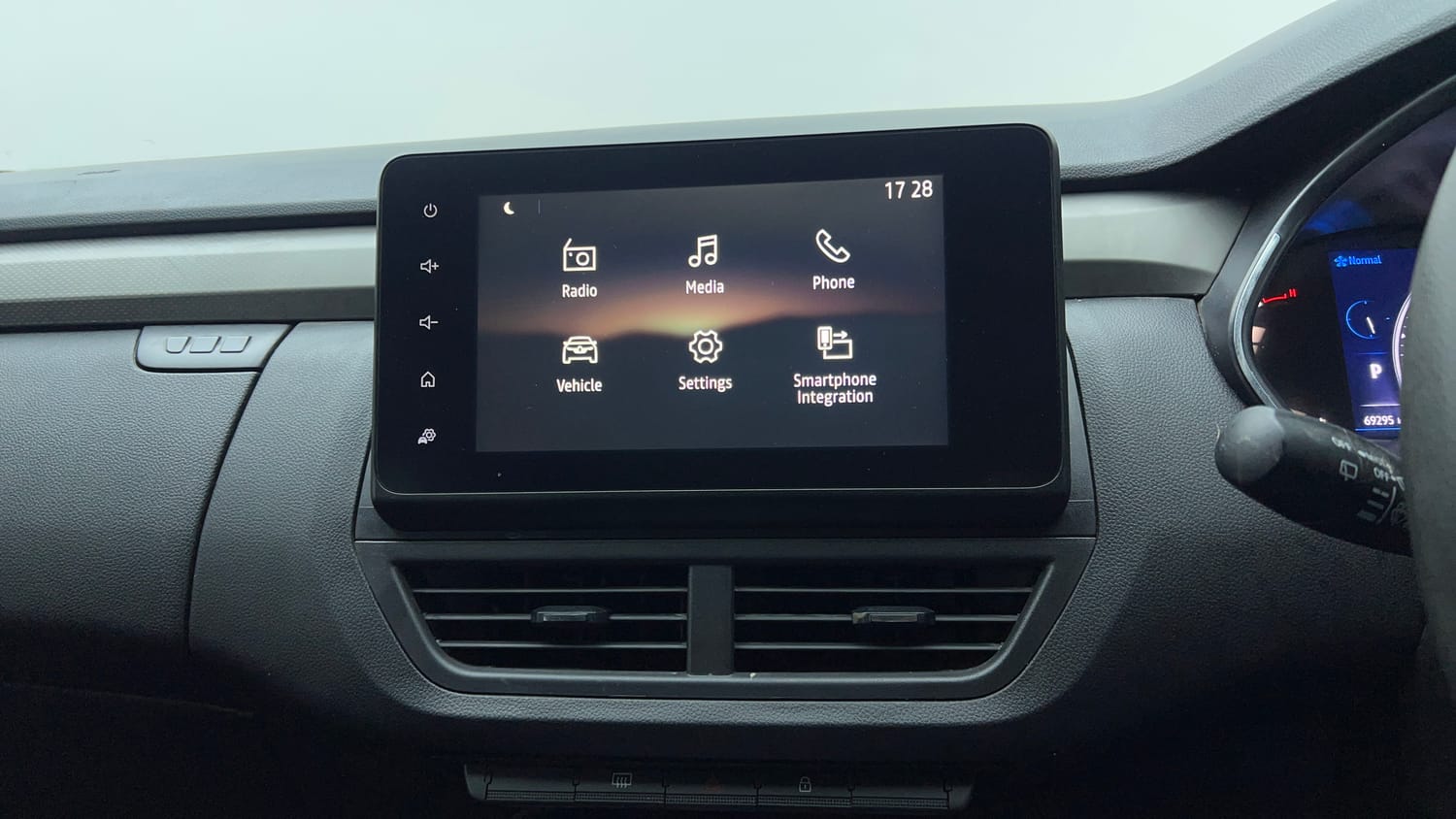 Used 2022 Renault Kiger RXZ Turbo CVT Dual Tone Petrol Automatic top_features Touch screen infotainment system