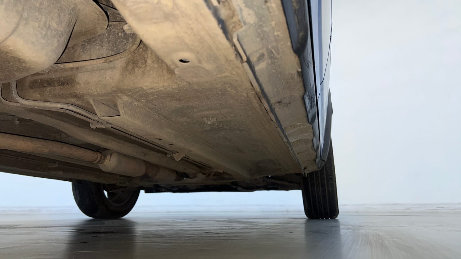 Used 2022 Renault Kiger RXZ Turbo CVT Dual Tone Petrol Automatic extra REAR RIGHT UNDERBODY VIEW