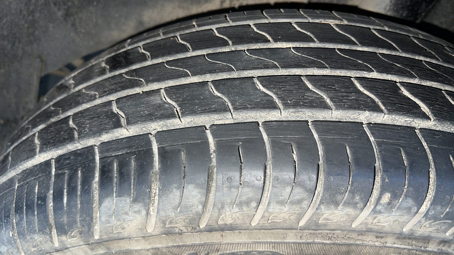 Used 2022 Renault Kiger RXZ Turbo CVT Dual Tone Petrol Automatic tyres LEFT REAR TYRE TREAD VIEW