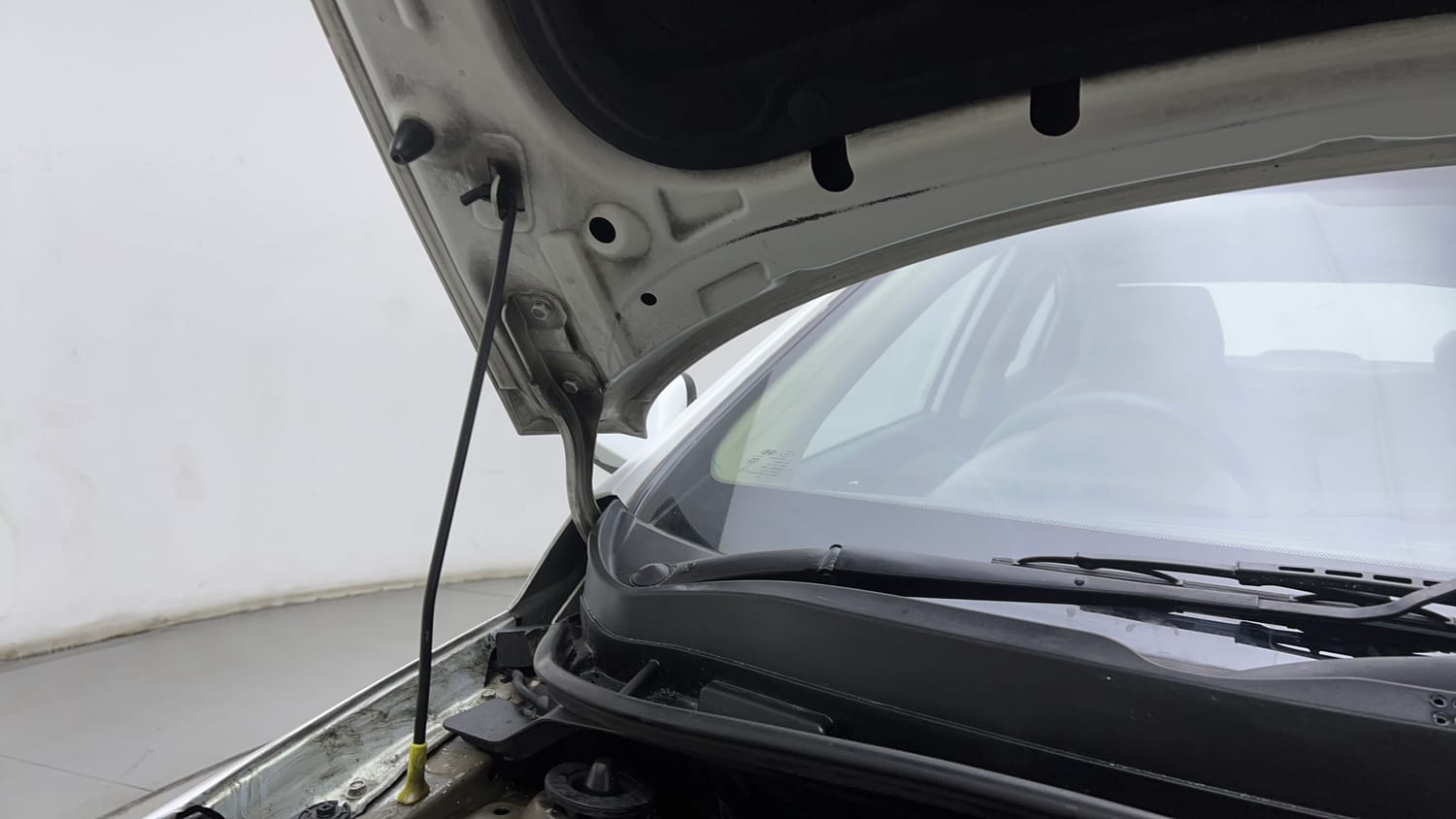 Used 2013 Hyundai Verna Fluidic 1.6 CRDi SX Diesel Manual engine ENGINE RIGHT SIDE HINGE & APRON VIEW