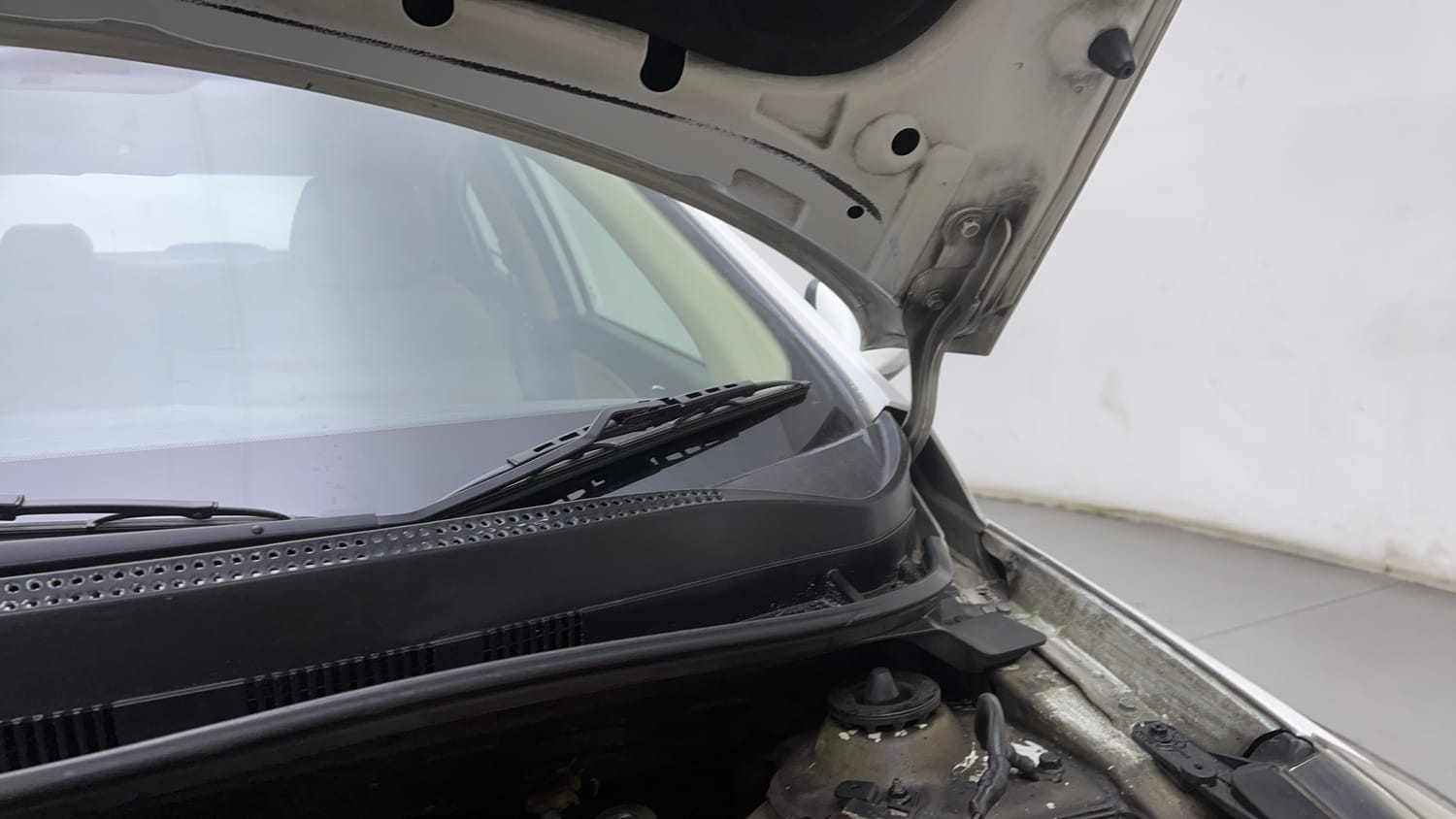 Used 2013 Hyundai Verna Fluidic 1.6 CRDi SX Diesel Manual engine ENGINE LEFT SIDE HINGE & APRON VIEW