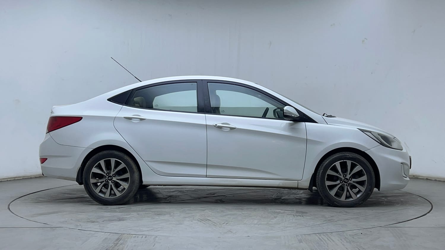 Used 2013 Hyundai Verna Fluidic 1.6 CRDi SX Diesel Manual exterior RIGHT SIDE VIEW