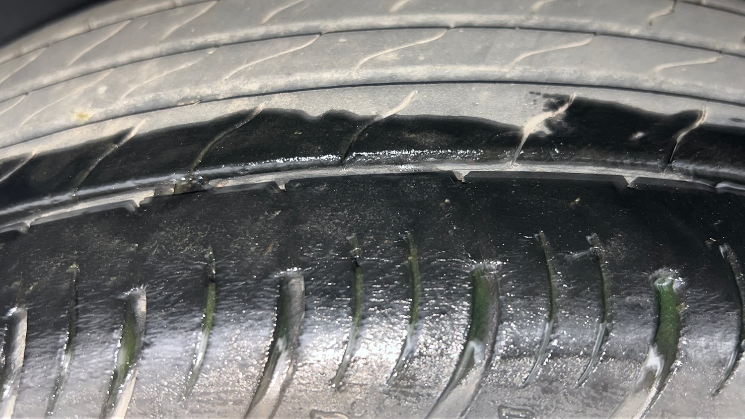 Used 2021 Nissan Magnite XV Premium Turbo (O) CVT Petrol Automatic tyres RIGHT REAR TYRE TREAD VIEW