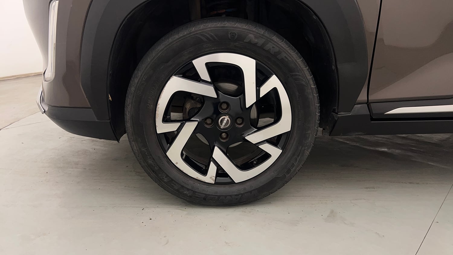 Used 2021 Nissan Magnite XV Premium Turbo (O) CVT Petrol Automatic tyres LEFT FRONT TYRE RIM VIEW