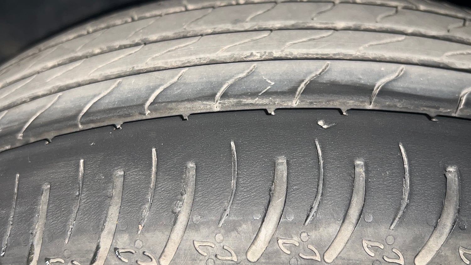 Used 2021 Nissan Magnite XV Premium Turbo (O) CVT Petrol Automatic tyres LEFT FRONT TYRE TREAD VIEW