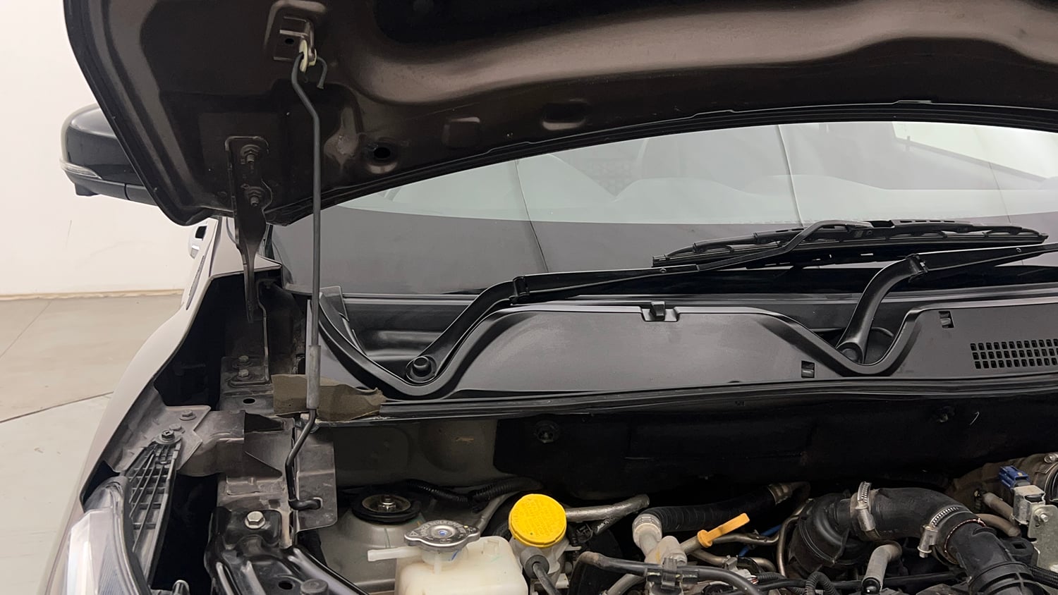 Used 2021 Nissan Magnite XV Premium Turbo (O) CVT Petrol Automatic engine ENGINE RIGHT SIDE HINGE & APRON VIEW